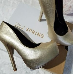Gold high heel pumps